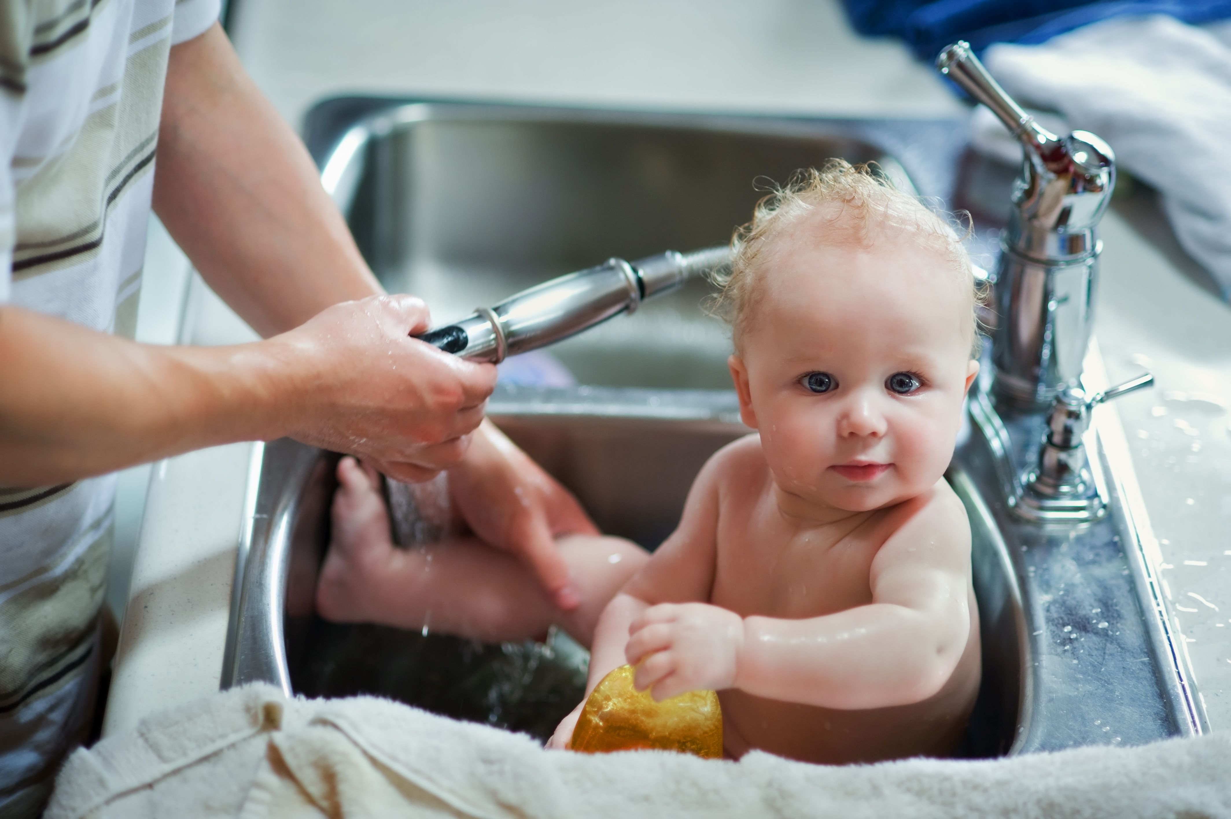 Acteur baas Succes Watergewenning voor baby's, thuis, in eigen bad | FamilieFit